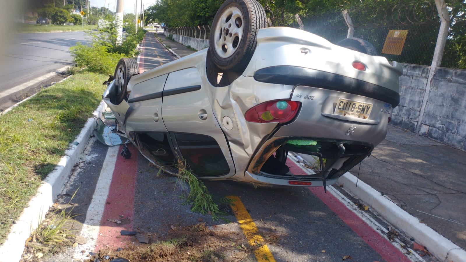 Carro derruba poste e capota em avenida de VG; motorista foge do local