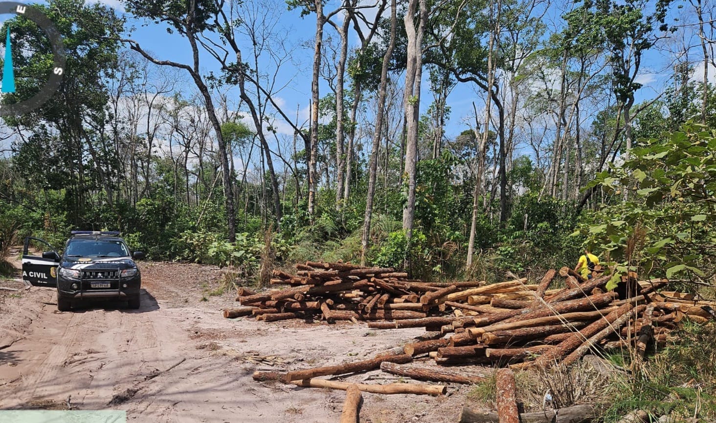 PC e Ibama desmontam esquema de extração clandestina e apreendem caminhões e tratores