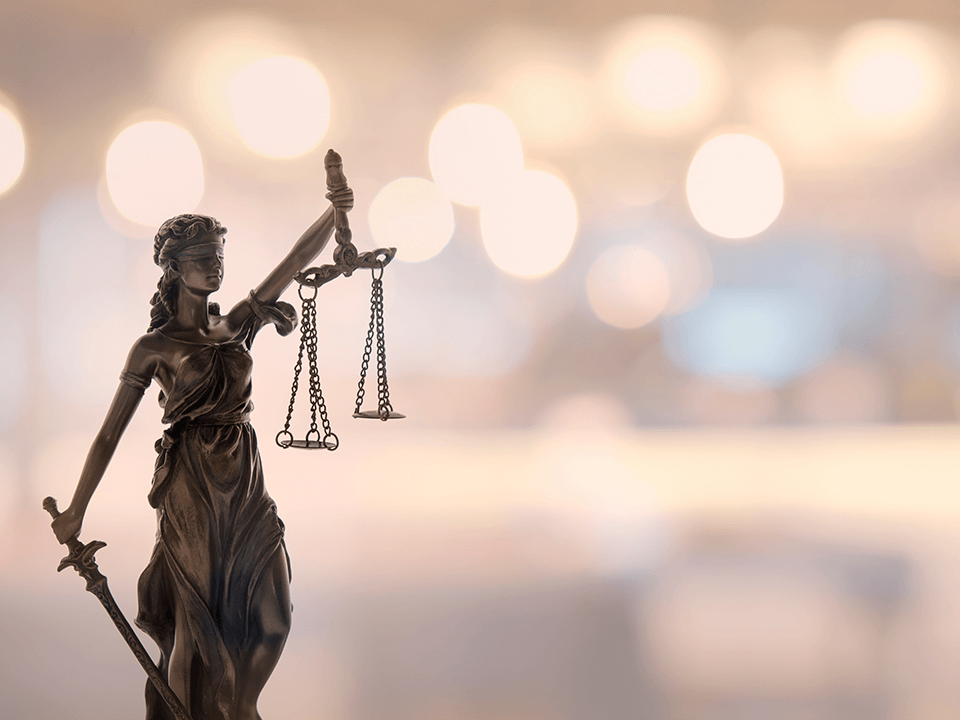 Idosa de 74 anos receberá R$ 10 mil após ter pertences furtados em pátio de supermercado