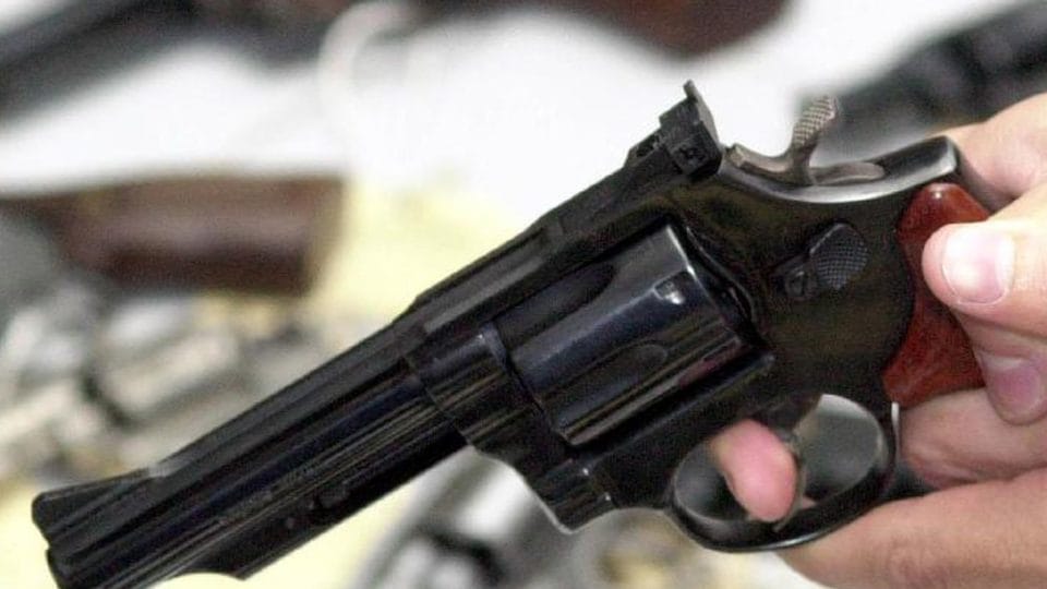 Casal é preso tentando vender arma em estacionamento de supermercado no CPA I