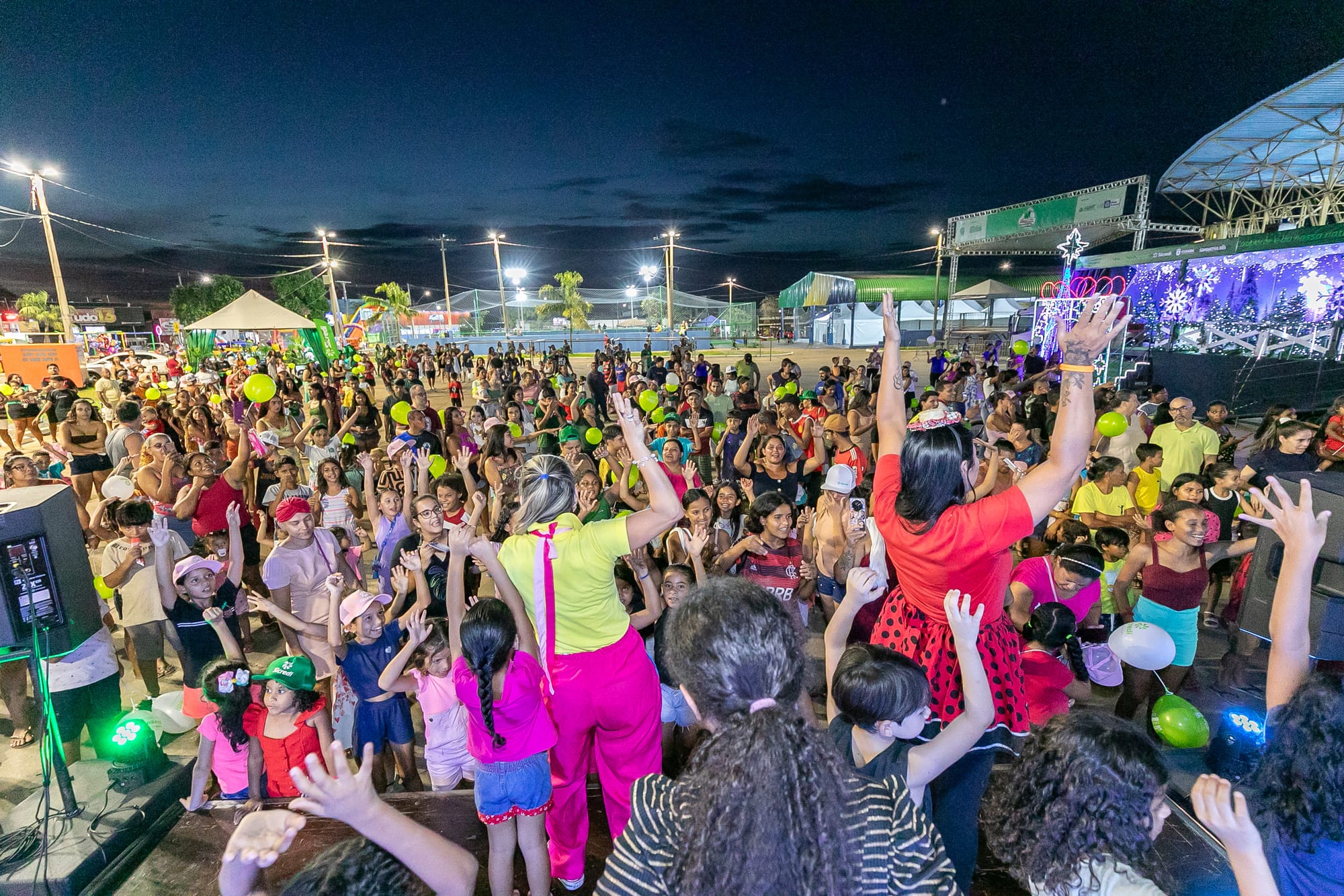 Pedra 90 vive noite de magia com passagem da Carreta de Natal