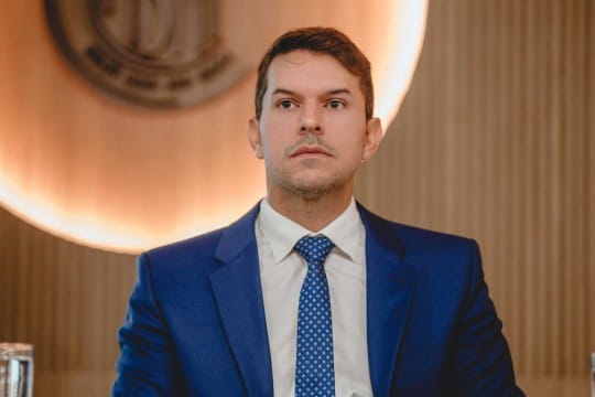 Alisson destaca eficiência institucional após aprovação no TCE