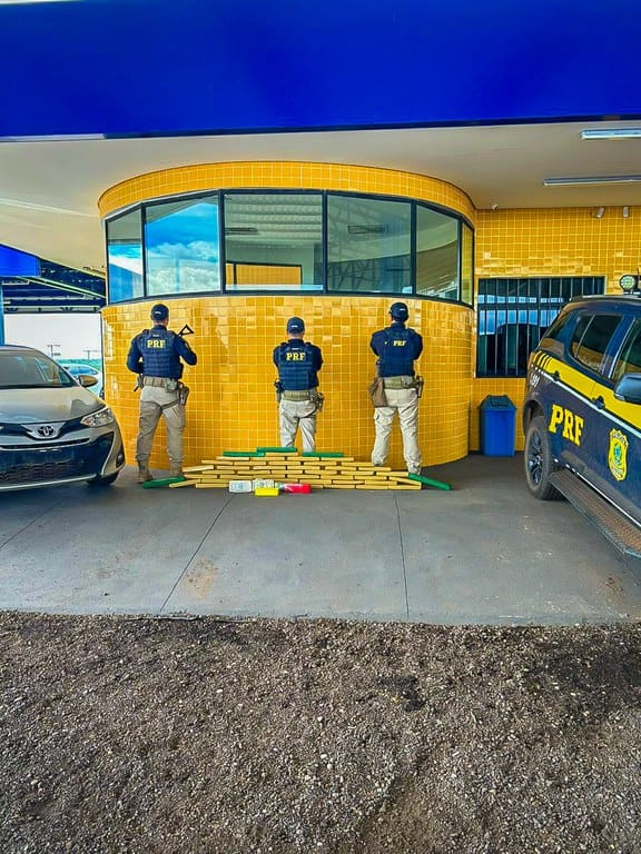 Polícia Rodoviária Federal intercepta carro furtado com 50 kg de drogas em Barra do Garças