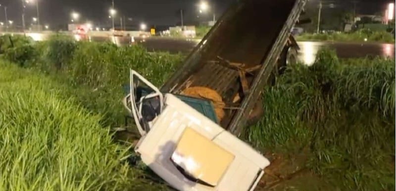 Caminhão despenca em vala após manobra brusca para evitar atropelamento na BR-163