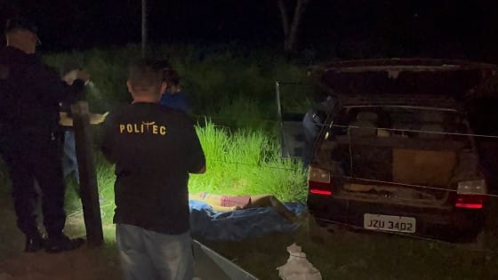 Mulher é encontrada morta em carro abandonado; menor ligado a facção é apreendido