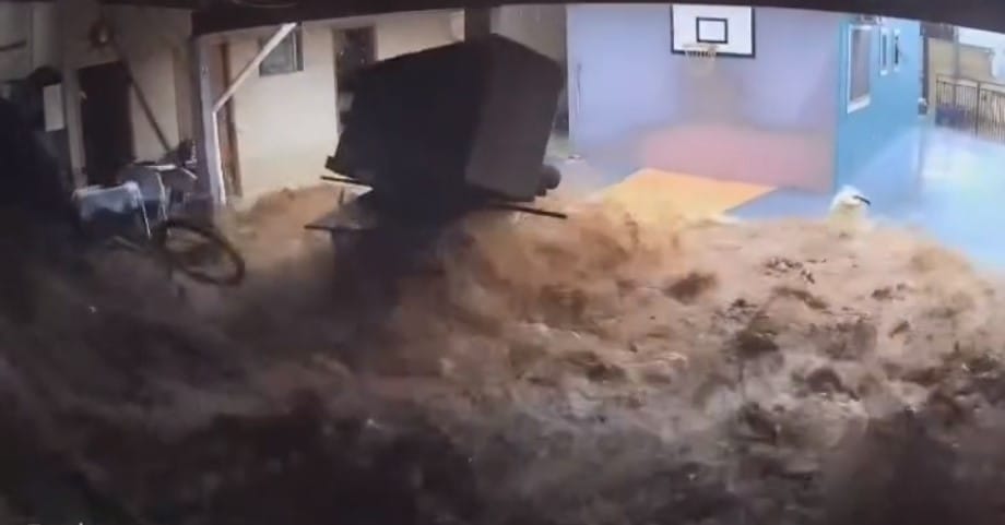 Câmeras flagram momento em que enxurrada derruba muro e invade casa