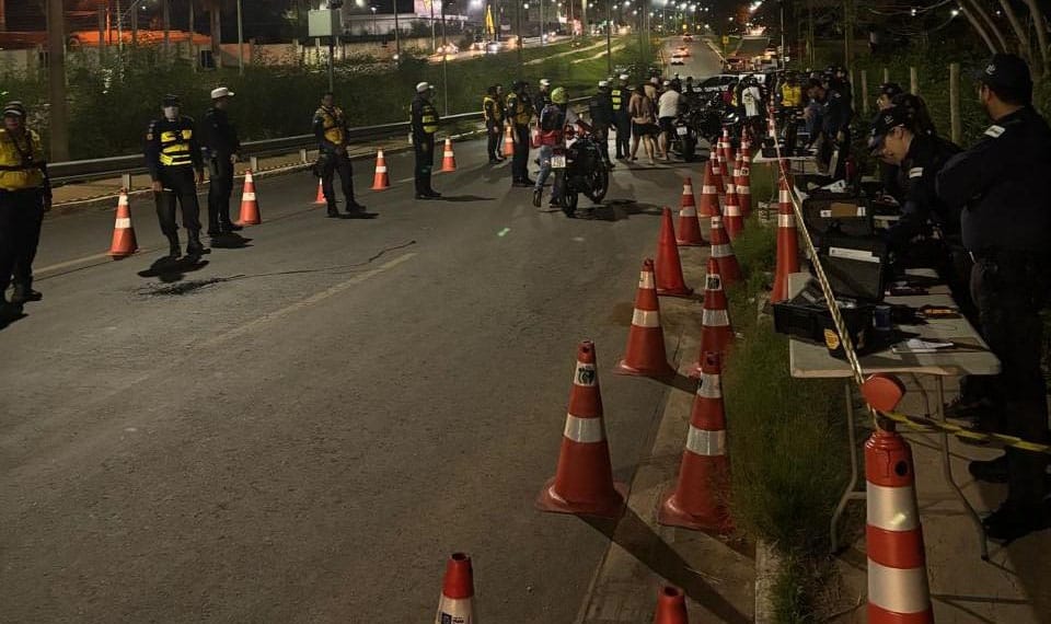 Operação termina com captura de foragido da Justiça e remoção de 52 motos em Cuiabá