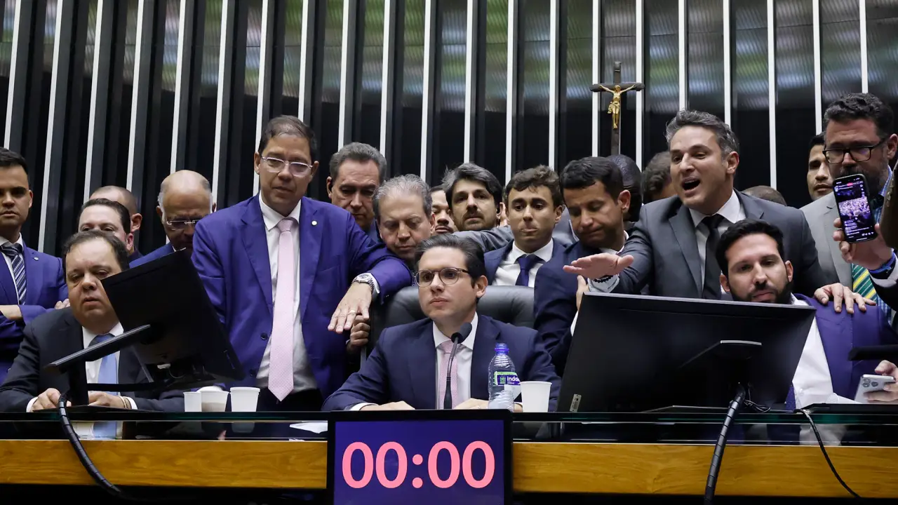 Em um ano de péssimos exemplos, Câmara gastou mais de R$ 6,5 bilhões