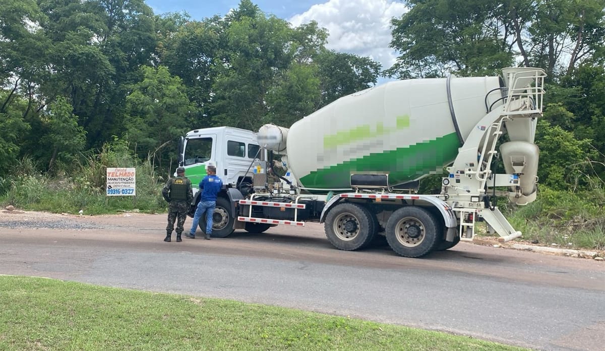 Motorista é flagrado fazendo descarte irregular de concreto e acaba levando multa de R$ 25 mil
