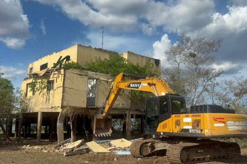 Juiz atende pedido do MPE e casa de veraneio irregular é demolida no Pantanal