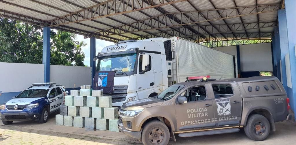 Motorista é preso transportando 500 quilos de cocaína escondido em caminhão frigorífico