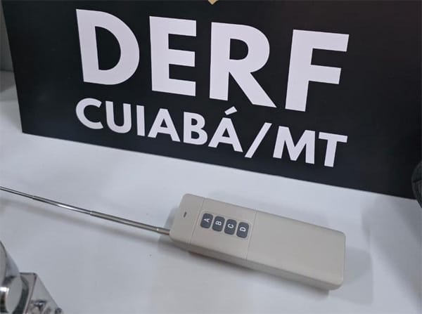 Suspeito é preso após arrombar veículo; criminoso estava com aparelho bloqueador de sinal de alarme