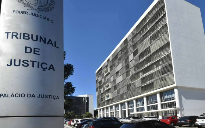 Acima do teto, remuneração de juízes engorda com penduricalhos