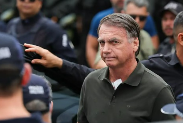 Bolsonaro toma medicação para prevenir trombose e tem remédios ajustados para soluço