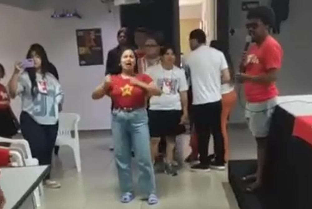 Secretária de Mulheres do PT é filmada em gesto associado a racismo durante congresso da Juventude