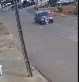 Criança atropelada e arrastada por veículo é transferida de avião para tratamento intensivo