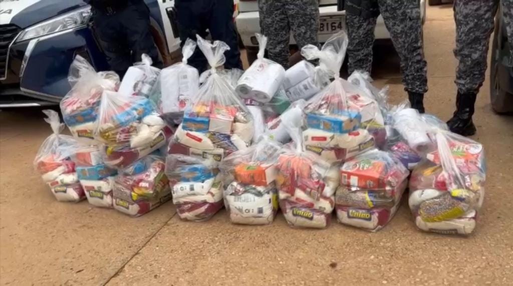 Adolescente é conduzido pela PM com 25 cestas básicas de facção criminosa