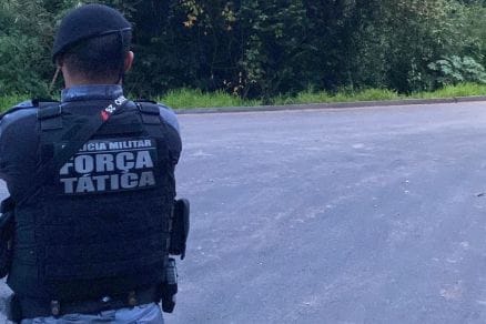 Homem é detido após atacar morador com faca; suspeito reagiu a prisão e foi algemado