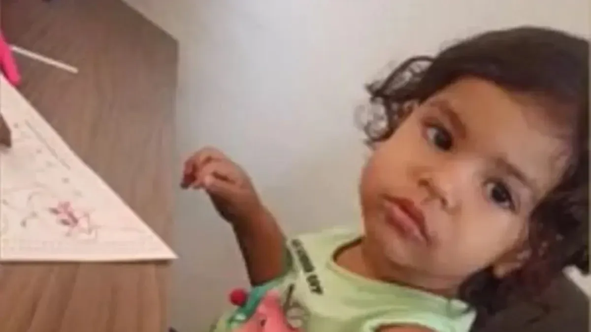 Mulher incendeia carro do namorado por vingança e fogo mata filha de 2 anos da vizinha