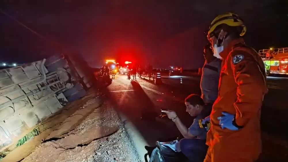 Ônibus tomba na BR-163 em Lucas do Rio Verde e deixa cinco passageiros feridos gravemente
