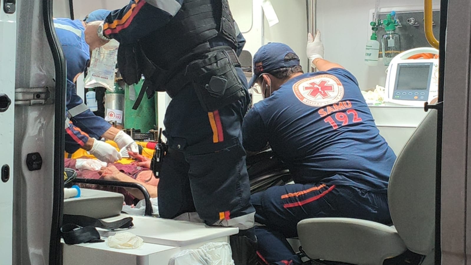 Ataque a faca durante assalto deixa jovem entre a vida e a morte em Cuiabá