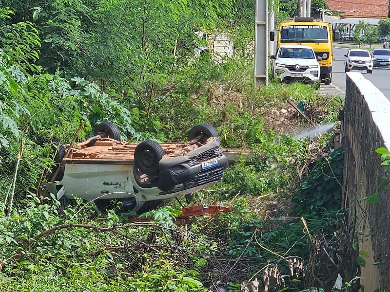 Acidente na Avenida Antártica deixa dois trabalhadores feridos em Cuiabá; veja vídeo