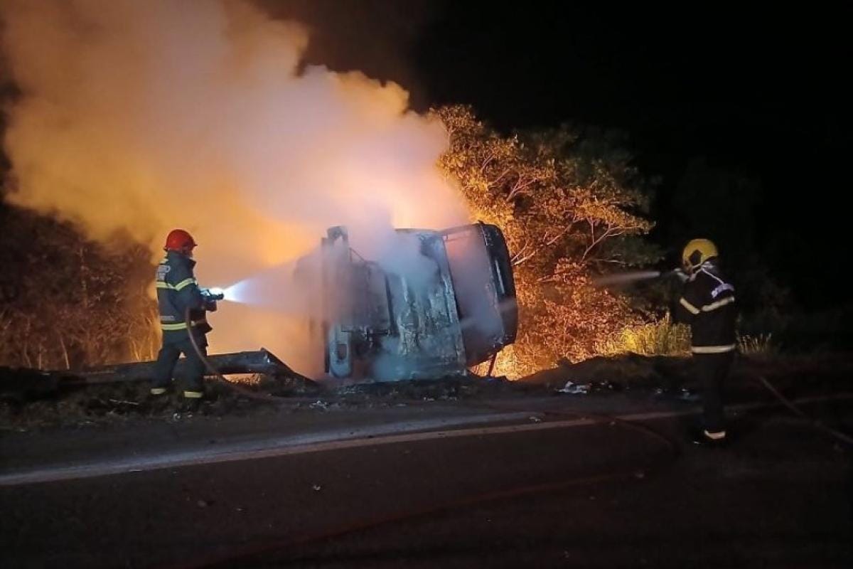 Motorista morre carbonizado após carreta bitrem tombar e pegar fogo; veja vídeo