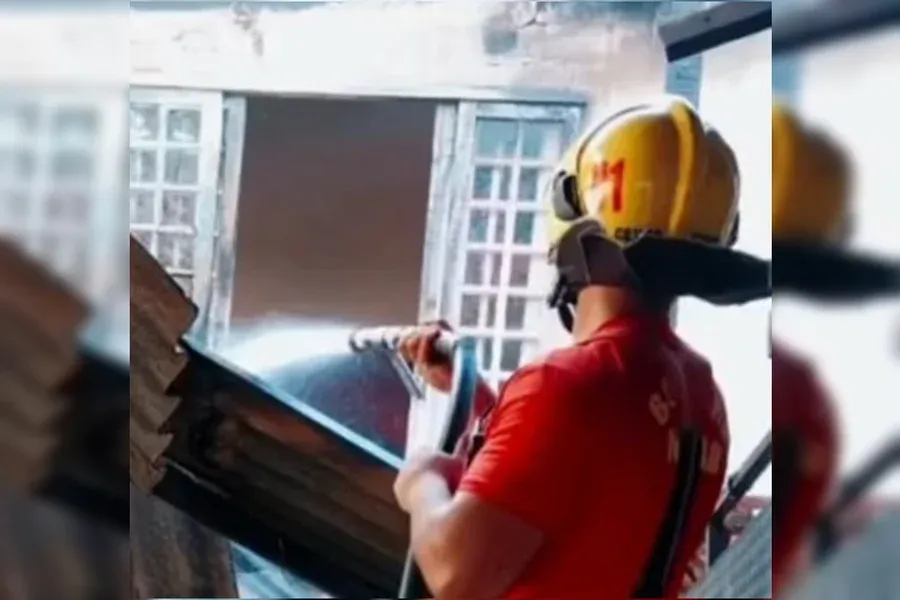 Filho é detido após atear fogo à casa dos pais idosos em tentativa de homicídio