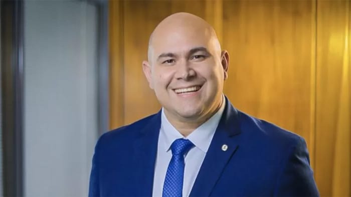 Abilio paga salários com bônus de desempenho aos professores e técnicos da educação