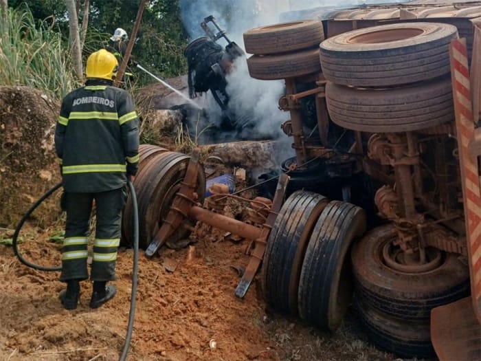 Bombeiros combatem incêndio em carreta que transportava correntes na BR-364