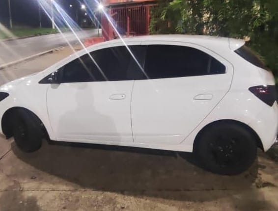 PM recupera veículo roubado e prende integrante de quadrilha; vítima foi feita refém em ação