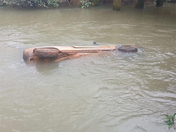Bombeiros localizam corpo de motorista após queda de carro em rio; vítima tinha 41 anos