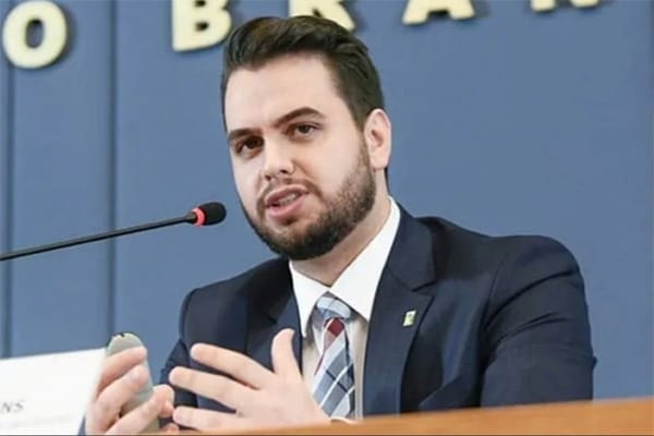 Polícia Federal prende Filipe Martins, ex-assessor de Bolsonaro, a pedido de Moraes