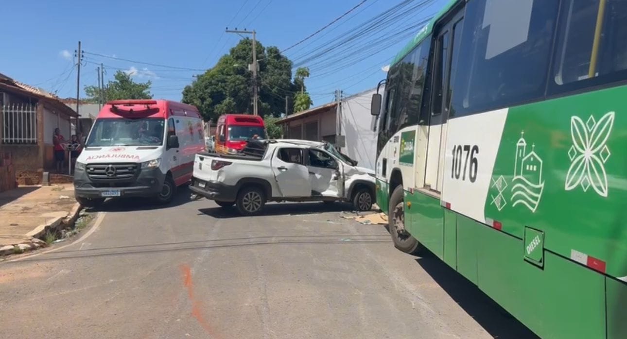 Colisão entre ônibus e carro de aplicativo deixa três passageiras feridas em Cuiabá; veja vídeo