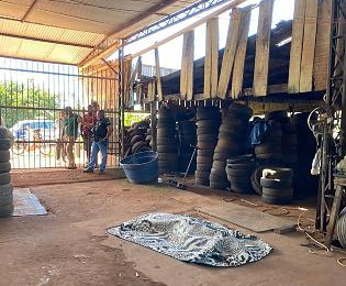 Criminosos simulam conserto de moto e matam homem a tiros dentro de uma borracharia