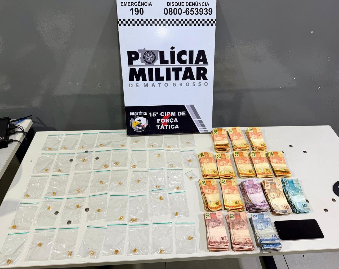 PM apreende drogas e quase R$ 4 mil em dinheiro durante ação contra o tráfico em Várzea Grande