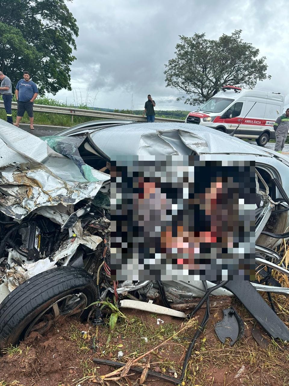 Carro na contramão colide com caminhão e deixa 1 morto e 3 feridos na MG-190