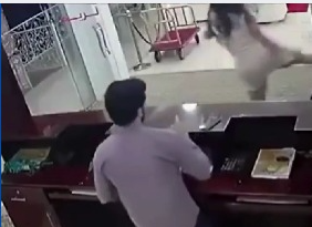 Mulher vira o jogo e reage com chutes após ser agredida por companheiro em hotel