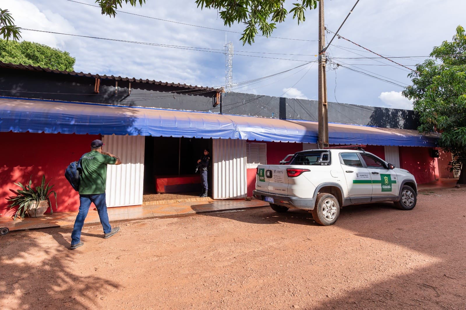 Operação municipal interdita bares com quartos insalubres em Cuiabá