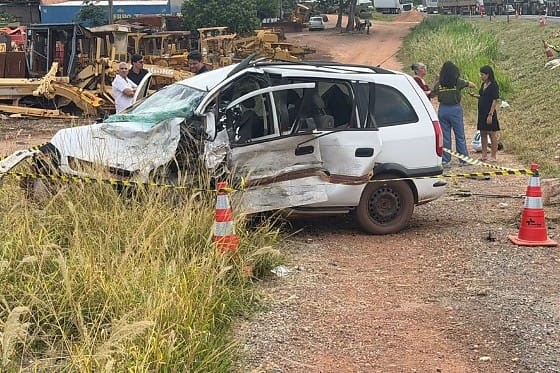 Batida entre carros e carreta deixa mortos e fecha BR-364 em VG; vídeo mostra acidente