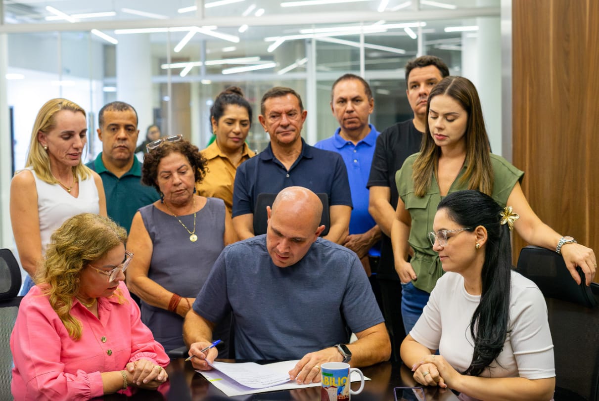 Prefeito sanciona leis que melhoram auxílio-maternidade e isenta IPTU em ruas sem asfalto