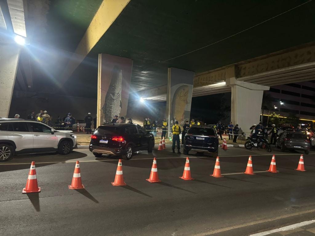 Operação fiscalizou mais de 200 veículos na Avenida do CPA; cinco foram presos