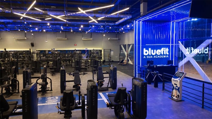 Academia Blue Fit deve indenizar aluno que teve lesões no rosto após falha em aparelho