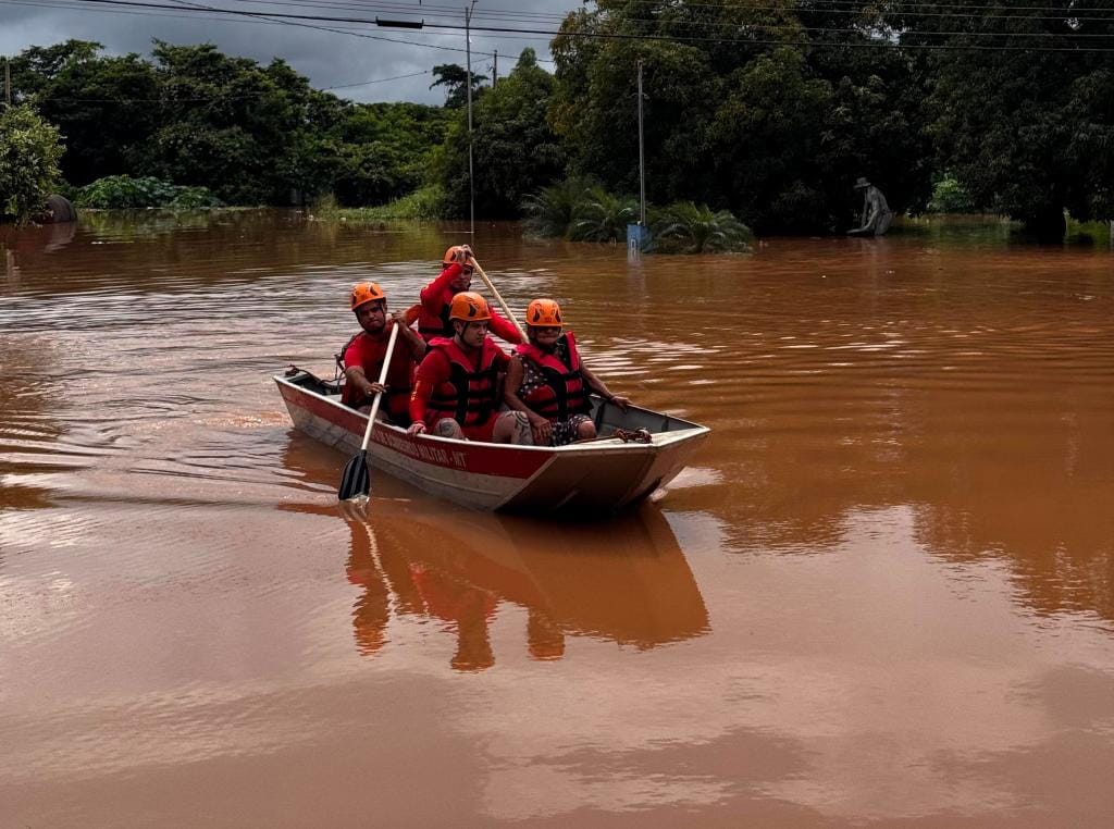 Bombeiros resgatam vítima arrastada pela água após fortes chuvas em Cuiabá e Várzea Grande
