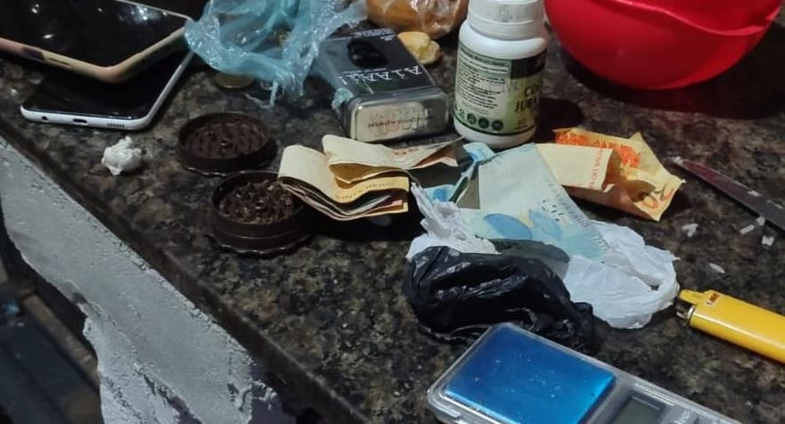 Mulher é presa por tráfico e ponto de venda de drogas é fechado no interior de MT