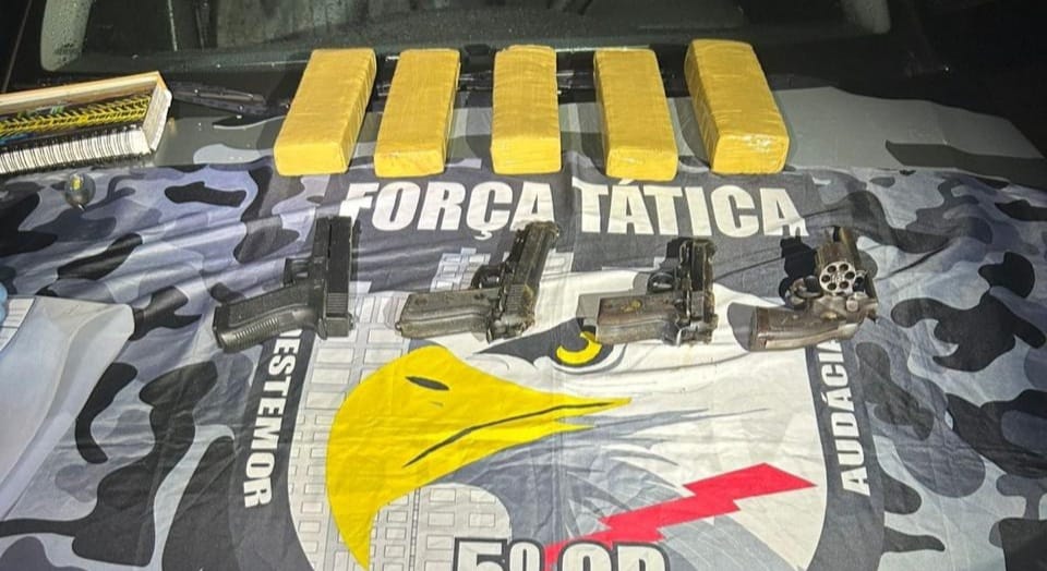 PMs apreendem armas e tabletes de maconha; 2 suspeitos foram mortos durante confronto