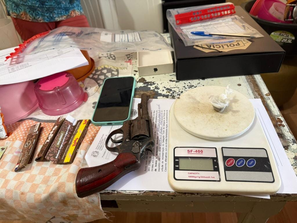 Polícia apreende arma e drogas e prende suspeito de ligação com facção em Cáceres