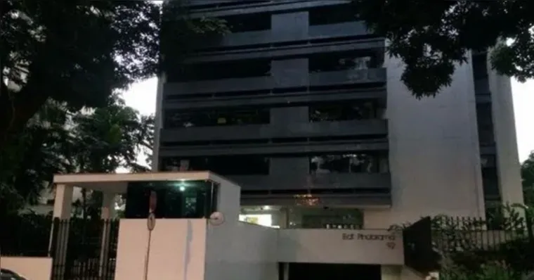 Filho arremessa pai cadeirante do quarto andar de prédio e se joga em seguida