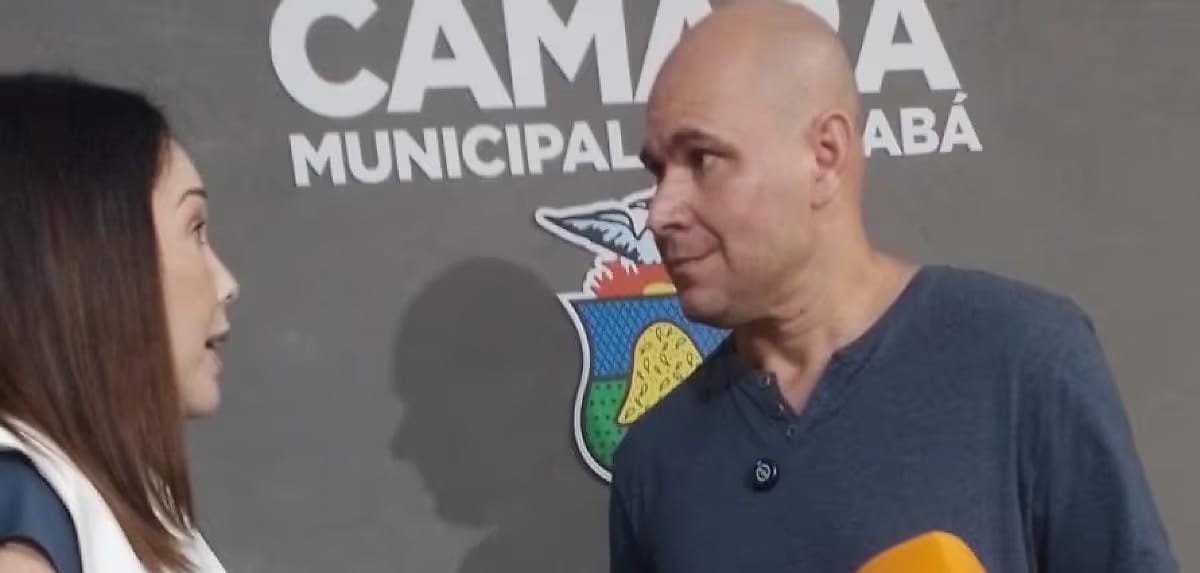 Vereadora interrompe coletiva de Abilio e provoca embate ao vivo com prefeito na Câmara