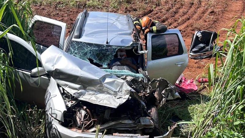 Acidente na BR-070 deixa 4 pessoas feriadas; uma vítima de 52 anos ficou presa às ferragens